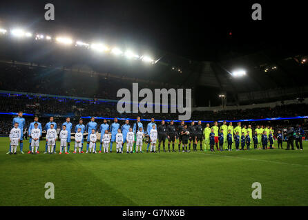 Fußball - UEFA Champions League - 16. Runde - Erstes Teilstück - Manchester City gegen Barcelona - Etihad Stadium. Die Spieler von Manchester City und Barcelona stehen während des UEFA Champions League-Spiels der 16. Runde im Etihad Stadium in Manchester an. Stockfoto