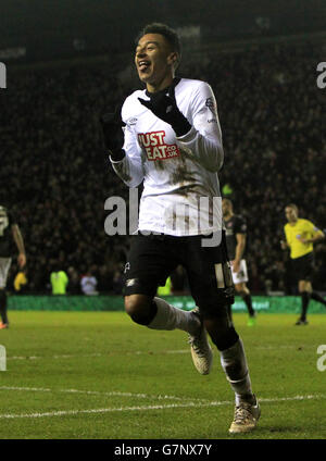 Jesse Lingard von Derby County feiert das zweite Tor des Spiels während des Sky Bet Championship-Spiels im iPro Stadium, Derby. Bilddatum: Dienstag, 24. Februar 2015. Siehe PA Story SOCCER Derby. Bildnachweis sollte lauten: Simon Cooper/PA Wire. Maximal 45 Bilder während eines Matches. Keine Videoemulation oder Promotion als „live“. Keine Verwendung in Spielen, Wettbewerben, Werbeartikeln, Wetten oder Einzelclub-/Spielerdiensten. Keine Verwendung mit inoffiziellen Audio-, Video-, Daten-, Spiele- oder Club/League-Logos. Stockfoto