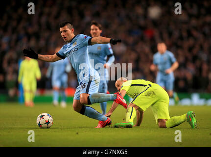 Sergio Aguero von Manchester City (links) und Javier Mascherano von Barcelona in Aktion während der UEFA Champions League, Runde 16 Spiel im Etihad Stadium, Manchester. Stockfoto