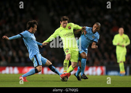 Fußball - UEFA Champions League - 16. Runde - Erstes Teilstück - Manchester City gegen Barcelona - Etihad Stadium. Der Barcelonas Lionel Messi (Mitte) kämpft mit David Silva (links) und Fernandeinho von Manchester City um den Ball Stockfoto