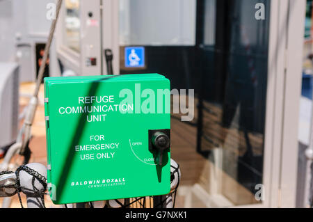 Notfall Zuflucht Anruf auf einen Aufzug für Behinderte und Mobilität beeinträchtigte Menschen richten. Stockfoto