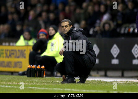 Charlton Athletic Manager Guy Luzon beim Sky Bet Championship-Spiel im iPro Stadium, Derby. Bilddatum: Dienstag, 24. Februar 2015. Siehe PA Story SOCCER Derby. Bildnachweis sollte lauten: Simon Cooper/PA Wire. Maximal 45 Bilder während eines Matches. Keine Videoemulation oder Promotion als „live“. Keine Verwendung in Spielen, Wettbewerben, Werbeartikeln, Wetten oder Einzelclub-/Spielerdiensten. Keine Verwendung mit inoffiziellen Audio-, Video-, Daten-, Spiele- oder Club/League-Logos. Stockfoto