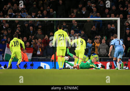 Joe Hart von Manchester City rettet eine Strafe vor Lionel Messi in Barcelona während der UEFA Champions League, Runde 16 Spiel im Etihad Stadium, Manchester. Stockfoto