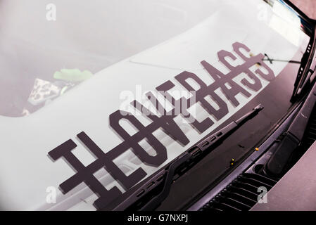Auto-Wrapper Tönung einer Fahrzeugscheibe mit einem getönte Folie oder Film  mit Heißluftpistole und Rakel Stockfotografie - Alamy