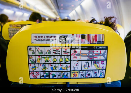 Evakuierung im Notfall-Informationen auf der Rückseite des gelben Kopfstütze auf einem Ryanair-Flugzeug.  Ryanair haben keine Sicherheitsdatenblätter als sie h Stockfoto