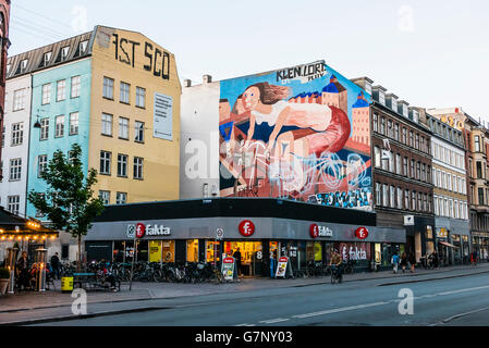 Große Graffiti Wandmalerei eines weiblichen Radfahrers an einer Wand über eine Fakta Supermarkt in Kopenhagen, Dänemark. Stockfoto