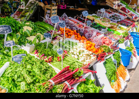 Blumenkohl, Salat Gemüse und Kräuter zum Verkauf an einen dänischen Marktstand. Stockfoto
