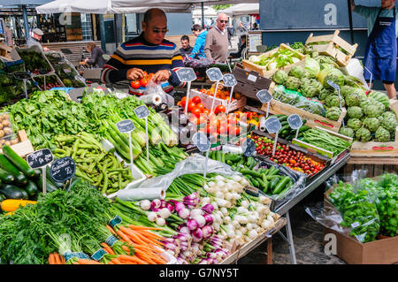 Gemüse für den Verkauf in einem Outdoor-Marktstand Stockfoto