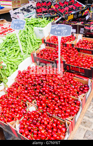 Obst und Gemüse zum Verkauf an einen dänischen Marktstand. Stockfoto