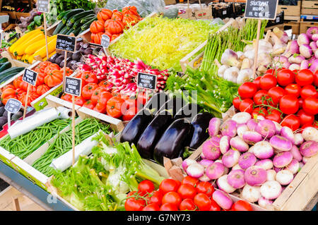 Gemüse für den Verkauf in einem Outdoor-Marktstand Stockfoto