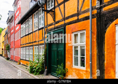 Alte, bunte Häuser in einer gepflasterten Straße in Kopenhagen, Dänemark. Stockfoto