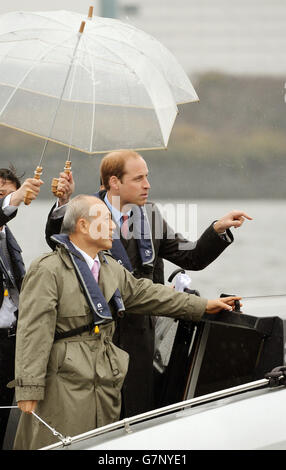 Der Herzog von Cambridge steht mit Yoichi Masuzoe, dem Gouverneur der Tokioter Metropolitan-Regierung, am Heck eines Bootes, während er die Tokyo Bay Area direkt von der Ankunft am Tokyo International Airport aus zu Beginn seines dreitägigen Besuchs in Japan bereist. Stockfoto