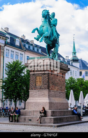 Statue von Absalon, ein Krieger Bischof Ritter, der Gründer von Kopenhagen, auf dem Pferderücken auf Højbro Plads, Kopenhagen, Dänemark Stockfoto