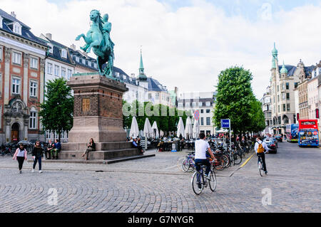 Statue von Absalon, ein Krieger Bischof Ritter, der Gründer von Kopenhagen, auf dem Pferderücken auf Højbro Plads, Kopenhagen, Dänemark Stockfoto