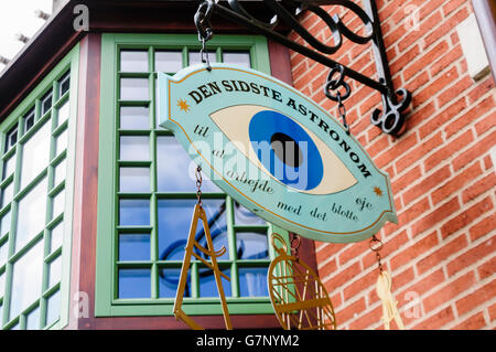 Zeichen für eine Astrologie Shop im Vergnügungspark Tivoli Garten- und Lustgarten in Kopenhagen, Dänemark. Stockfoto