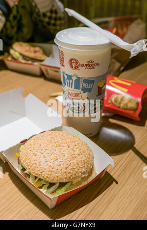 Gluten Free Big-Mac Hamburger in einem McDonalds-Restaurant. Kopenhagen, Dänemark Stockfoto