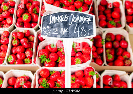 Dänische Erdbeeren zum Verkauf an einem Marktstand Stockfoto