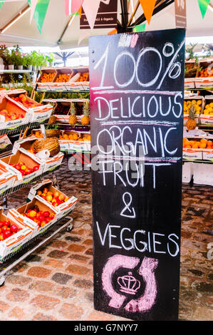 Werbung Sign 100% lecker Obst und Gemüse Gemüse zum Verkauf an einer dänischen Food Market shop Stall. Stockfoto