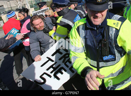 Anti-Wasser-Anklage Demonstranten stoßen mit Gardai zusammen, als Taoiseach Enda Kenny und Jobs Minister Richard Bruton heute in Bristol-Myers Squibb in Dublin für eine Investitionsankündigung ankommen. Stockfoto