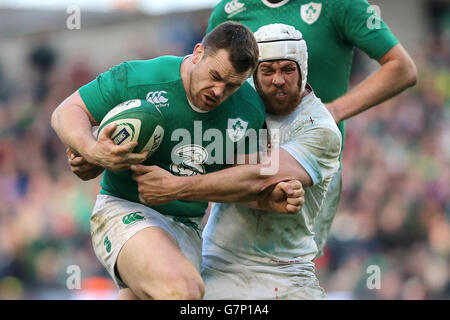 Dave Attwood aus England und Cian Healy aus Irland (links) sind während des RBS Six Nations-Spiels im Aviva Stadium in Dublin in Aktion. DRÜCKEN SIE VERBANDSFOTO. Bilddatum: Sonntag, 1. März 2015. Siehe PA Story RUGBYU Irland. Bildnachweis sollte lauten: Niall Carson/PA Wire. EINSCHRÄNKUNGEN: Keine kommerzielle oder werbliche Nutzung ohne vorherige Zustimmung von IRFU. Keine Änderungen oder Eingriffe. Für weitere Informationen rufen Sie bitte +44 (0)115 8447447 an. Stockfoto