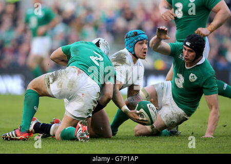 Der englische Jack Nowell (Mitte) scheint den Ball während des RBS Six Nations-Spiels im Aviva Stadium, Dublin, abzuladen. DRÜCKEN SIE VERBANDSFOTO. Bilddatum: Sonntag, 1. März 2015. Siehe PA Story RUGBYU Irland. Bildnachweis sollte lauten: Niall Carson/PA Wire. EINSCHRÄNKUNGEN: Keine kommerzielle oder werbliche Nutzung ohne vorherige Zustimmung von IRFU. Keine Änderungen oder Eingriffe. Für weitere Informationen rufen Sie bitte +44 (0)115 8447447 an. Stockfoto