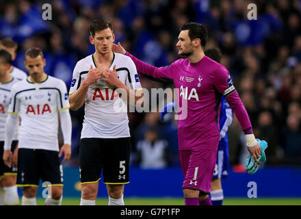 Tottenham Hotspur's Jan Vertonghen (links) und Hugo Lloris sehen nach dem Spiel während des Capital One Cup Finales in Wembley, London, depriziert aus. DRÜCKEN Sie VERBANDSFOTO. Bilddatum: Sonntag, 1. März 2015. Siehe PA Geschichte FUSSBALL-Finale. Bildnachweis sollte lauten: John Walton/PA Wire. Stockfoto