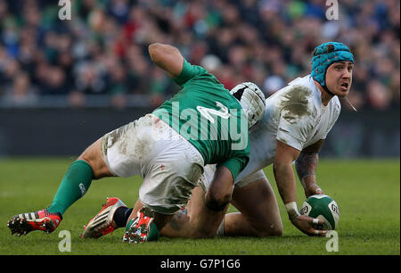 Jack Nowell aus England und Rory Best aus Irland während des RBS Six Nations-Spiels im Aviva Stadium in Dublin. DRÜCKEN SIE VERBANDSFOTO. Bilddatum: Sonntag, 1. März 2015. Siehe PA Story RUGBYU Irland. Das Foto sollte lauten: Brian Lawless/PA Wire. EINSCHRÄNKUNGEN: Nur für redaktionelle Zwecke. Keine kommerzielle oder werbliche Nutzung ohne vorherige Zustimmung von IRFU. Keine Änderungen oder Eingriffe. Für weitere Informationen rufen Sie bitte +44 (0)115 8447447 an. Stockfoto