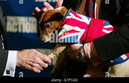 Konservative Partei mascott für den Tag, Sidney, grüßt mögliche Tory Anwärter. Stockfoto