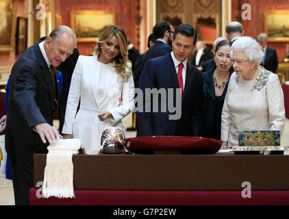 Der Herzog von Edinburgh (erste links) First Lady of Mexico Angelica Rivera (zweite links) Präsident von Mexiko Enrique Pena Nieto (dritte links) und Königin Elizabeth II (erste rechts) sehen eine Ausstellung mexikanischer Gegenstände in der Royal Collection im Buckingham Palace, London, Während der ersten eines dreitägigen Staatsbesuchs in Großbritannien. Stockfoto