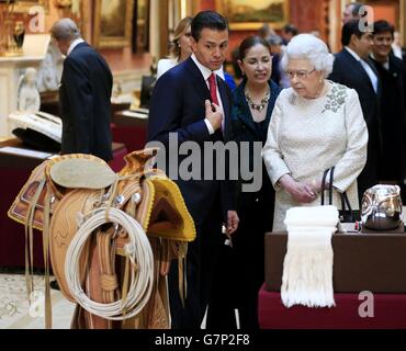 Der Präsident von Mexiko Enrique Pena Nieto (Mitte) wird während des ersten dreitägigen Staatsbesuchs in Großbritannien mexikanische Gegenstände in der Königlichen Sammlung von Königin Elizabeth II. Im Buckingham Palace in London gezeigt. Stockfoto