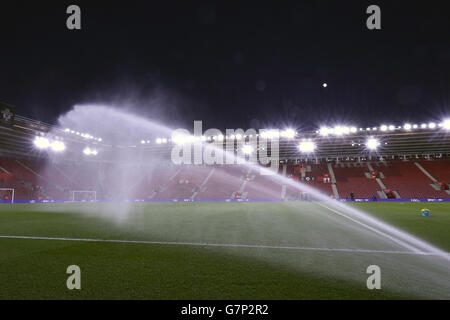 Gesamtansicht des Platzes, der vor dem Spiel der Barclays Premier League in St. Mary's, Southampton, bewässert wurde. Stockfoto