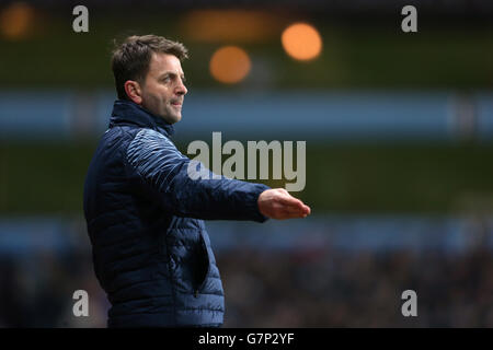 Fußball - Barclays Premier League - Aston Villa gegen West Bromwich Albion - Villa Park. Tim Sherwood, Manager der Aston Villa, ist während des Spiels der Barclays Premier League in Villa Park, Birmingham, auf der Touchline. Stockfoto