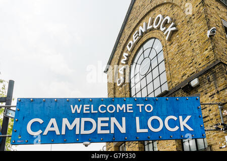 London, Vereinigtes Königreich - 30. April 2016: Camden Market - ein sehr beliebt bei Touristen und Einheimischen in London, mit Ständen, Stockfoto