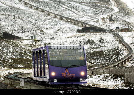 Die Standseilbahn fährt zwei Kilometer durch das Skigebiet Cairngorm. Stockfoto