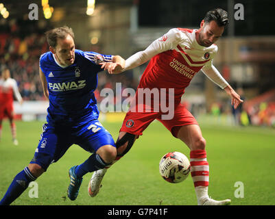 Fußball - Sky Bet Championship - Charlton Athletic gegen Nottingham Forest - The Valley. David Vaughan von Nottingham Forest (links) und Chris Eagles von Charlton Athletic in Aktion Stockfoto