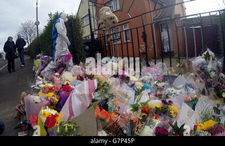 Blumenschmuck vor dem Haus von Rebecca Watts in Crown Hill, Bristol. Stockfoto