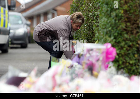 Vor dem Haus von Rebecca Watts in Crown Hill, Bristol, legen die Menschen Blumengebete ab. Stockfoto