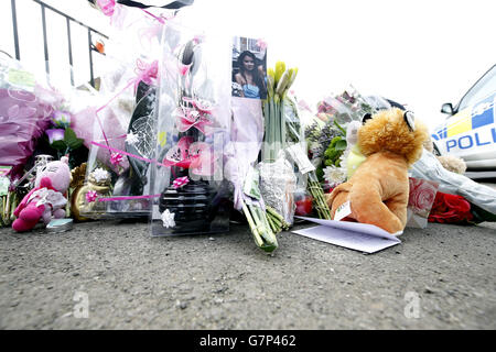 Blumenschmuck vor dem Haus von Rebecca Watts in Crown Hill, Bristol. Stockfoto