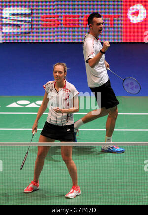 Die Engländerin Gabrielle Adcock (links) feiert während des Mixed Doubles mit ihrem Mann Chris Alcock am zweiten Tag der 2015 Yonex All England Badminton Championships in der Barclaycard Arena, Birmingham. Stockfoto