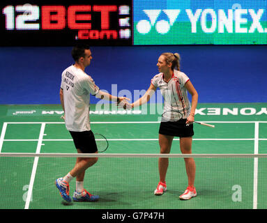 Die Engländerin Gabrielle Adcock (rechts) feiert während des Mixed Doubles mit ihrem Mann Chris Alcock am zweiten Tag der 2015 Yonex All England Badminton Championships in der Barclaycard Arena, Birmingham. Stockfoto