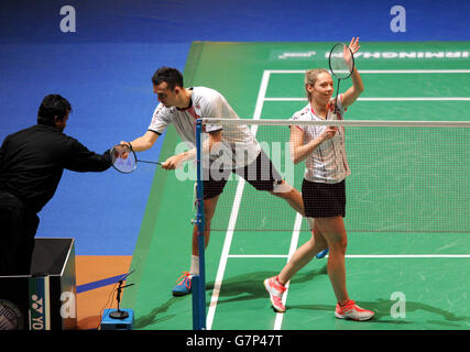 Die Engländerin Gabrielle Adcock (rechts) feiert den Sieg im gemischten Doppelspiel mit ihrem Mann Chris Alcock am zweiten Tag der 2015 Yonex All England Badminton Championships in der Barclaycard Arena, Birmingham. Stockfoto