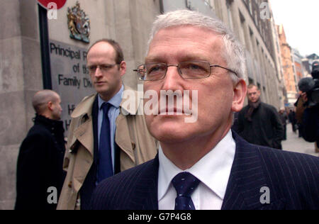 Hatfield Rail Crash Totschlag Prozess - First Avenue House. Sean Fugill, 50, verlässt das First Avenue House im Zentrum von London. Stockfoto