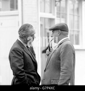 (L-R) die Ausbildner Vincent O'Brien und Fred Armstrong sprechen miteinander Stockfoto