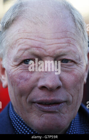 Trainer Gary Moore nach Traffic Fluide von Joshua Moore geritten gewann die 16.20; die William Hill Daily Cheltenham Specials Anfänger 'Limited Handicap Steeple Chase Race Run während William Hill Imperial Cup Day auf Sandown Racecourse, Surrey. Stockfoto