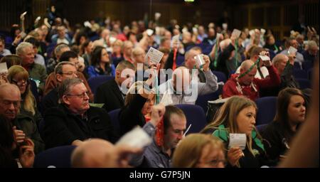 Die Delegierten von Sinn Fein stimmen während der Sinn Fein ARD Fheis beim Millenium Forum in Londonderry ab. Stockfoto