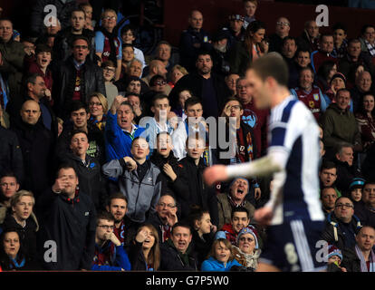 *Editors Note Gesten* Aston Villa Fans Geste in Richtung West Bromwich Albions Craig Gardner während des FA Cup Sixth Round Match in Villa Park, Birmingham. Stockfoto