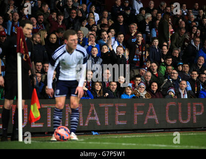 *Editors Note Gesten* Aston Villa Fans Geste in Richtung West Bromwich Albions Craig Gardner während des FA Cup Sixth Round Match in Villa Park, Birmingham. Stockfoto