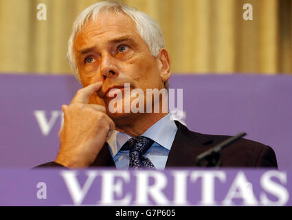 Robert Kilroy-Silk gründet seine neue politische Partei Veritas im Rahmen einer Pressekonferenz. Stockfoto