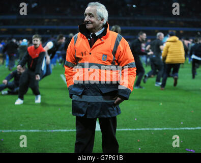 Fußball - FA Cup - Sechste Runde - Aston Villa gegen West Bromwich Albion - Villa Park. Ein Steward sieht zu, wie Aston Villa-Fans nach dem Spiel der sechsten Runde des FA Cup in Villa Park, Birmingham, das Spielfeld erobern. Stockfoto