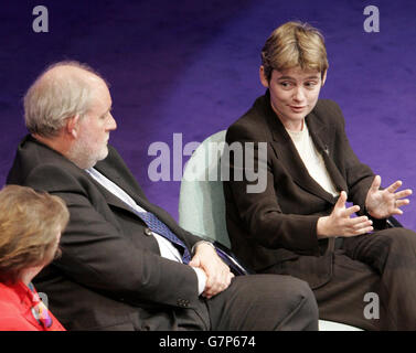 Die Staatssekretärin für Bildung und Fähigkeiten Ruth Kelly (R) spricht mit den Kabinettskollegen Charles Clarke und Margaret Beckett. Stockfoto